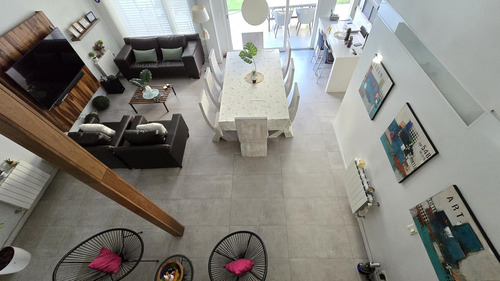 Amplia Casa Tipo Chalet De 5 Ambientes Como A Estrenar Con Jardin Y Cochera En Venta. Florida