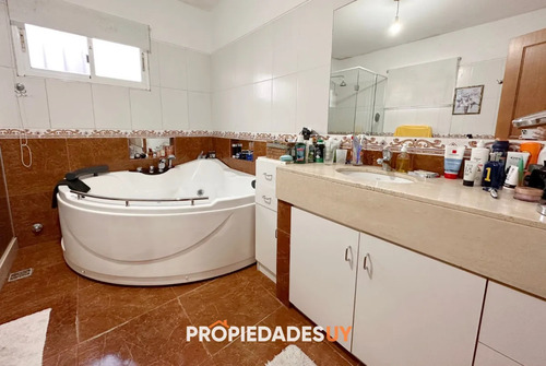 Casa En Venta Playa Mansa - 4 Dormitorios Parada 19.