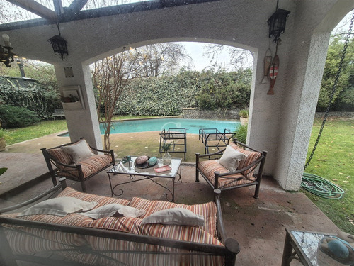Casa En Venta De 6 Dorm.en Lo Barnechea.calle Cerrada.