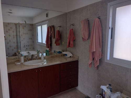 Casa Impecable Estado En Country, Desarrollada En 2 Plantas Con Piscina. Terreno 800 M2.
