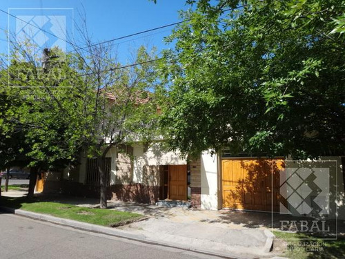 Casa Alquiler O Venta Santa Genoveva, 3 Dormitorios, 3 Baños, Quincho-garaje Y Jardín