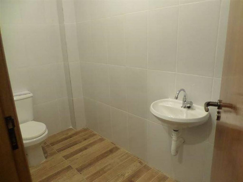 Imagem 23 de 26 de Loja Ampla 220 M² Área Util Sendo Térreo E 1° Andar Bem No Centro De São Vicente Exelente Para Lojas Grandes Ou Clinica Médica Ou Laboratório Médico E Ou Também Serve Para Cartorio Situado Em Rua De