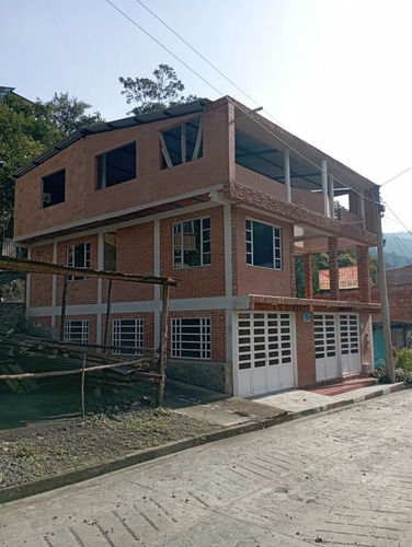 ¡casa Para Venta  De Tres Pisos Con Un Local Y Dos Apartamentos, Tu Oportunidad De Inversión En El Bello Municipio Del Peñón, Cundinamarca!