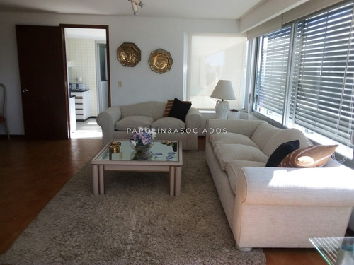 Departamento De 3 Dormitorios En Edificio Tiburón, Punta Del Este- Ref: 1951