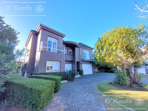 Imagen 3 de 30 de Casa En Venta De Cinco Ambientes Con Quincho Y Vista Al Fondo A Golf En Abril Club De Campo