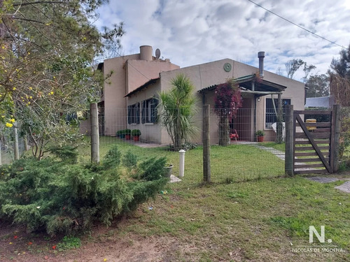 Vende Casa En Balneario Buenos Aires, Manantiales, De 2 Dormitorios En Suite.