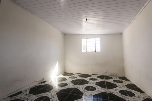 Alquiler De Casa En Jardines Del Hipódromo. Al Frente, 2 Ambientes O Dormitorios, 1 Baño, Cocina Definida, Patio-jardín.