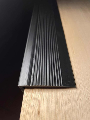 Imagen 5 de 6 de Nariz De Grada Pvc 1.20 Mts