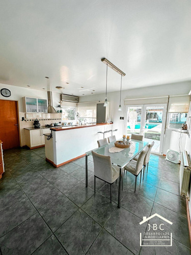 Venta Casa De 4 Dormitorios, Quincho Y Pileta, Villa Del Parque, Bahia Blanca