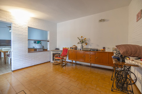 Casa En Venta En Rafael Calzada De 5 Ambientes