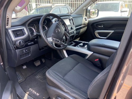 Nissan Titan 2018 Sv 4x4 V8 Aut Dob/cab Enganche $