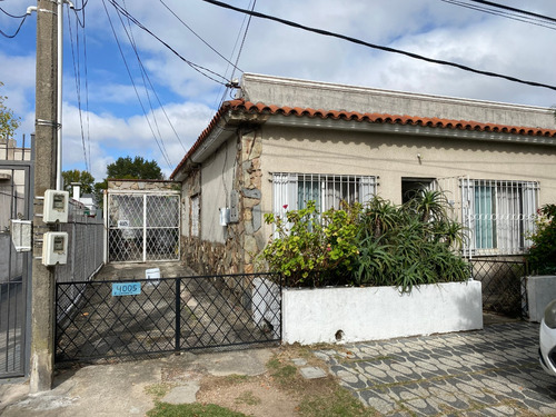 Oportunidad!  Venta De 2 Casas + Gran Local Muy Bien Ubicados 