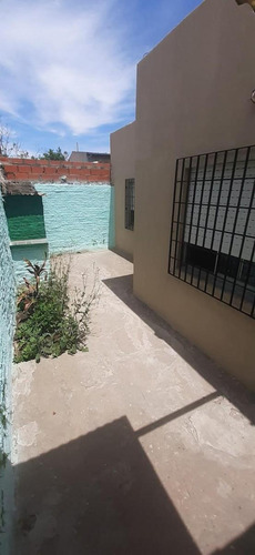 Casa En Venta - 2 Dormitorios 1 Baño - Cochera - 200mts2 - Lomas De Zamora