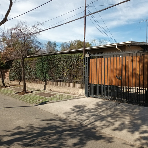 Casa Con Patio En Sector Villa Los Castaños. Vitacura