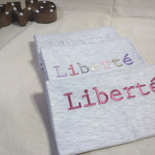 Remera Algodon Premium | Liberté | Mujer | Bordada | Gris