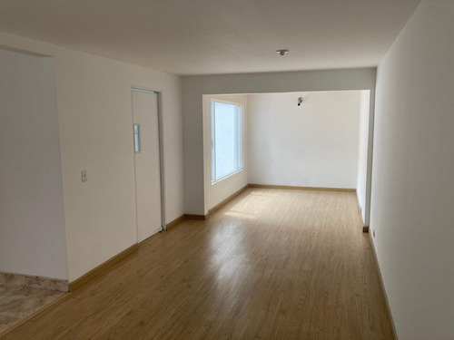 Casa De Dos Niveles Ubicada En Un Buen Sector Residencial