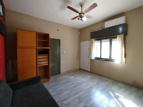 Alquiler Ph 1 Ambiente En Lomas Del Mirador Planta Baja Con Patio Muy Buen Estado