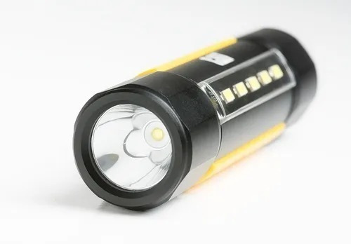 Imagen 3 de 7 de Linterna Táctica De Mano Cat 2 Haz De Luz 275/200 Lúmen Iman