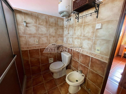 Hermosa Y Grande Casa A La Venta, Ubicada En Pinares Atlántida, 5 Dormitorios, 3 Baños, Frente Y Fondo. Inm Atlántida.