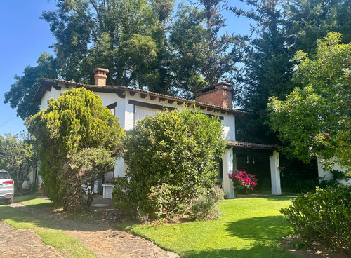Casa En Condominio Con Alberca, Cancha De Tenis, Jardines. Excelente Ubicación