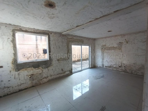 Hermosa Parcela De Terreno De 208,40 M2 Con Casa Estilo Duplex Construida Sobre Ella De Aproximadamente 165 M2, Su Distribucion Es Concepto Abierto En Obra Limpia Con Pisos En Porcelanato