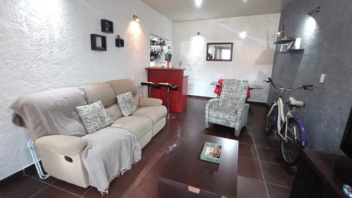 Vende Inmobiliaria Daver. Casa En Una Planta. Padrón Único, Amplio Living Comedor, 1 Dormitorio. Muy Buen Estado