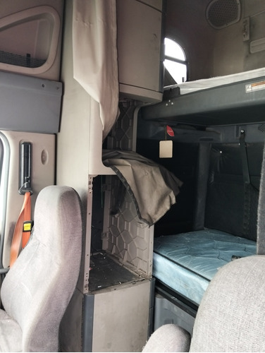 Camion Freightliner Cascadia Motor Amarrado
