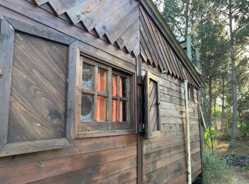Cabaña De Madera Con Pilares De Hormigón, Entorno Natural