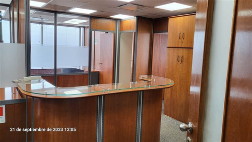 Oficina En Arriendo Cuenta Con Mobiliario