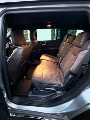 Jeep Commander 1.3 Overland Fwd At