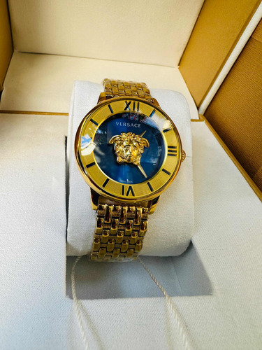 Reloj Versace Para Dama Palazzo Dorado Fondo Azul