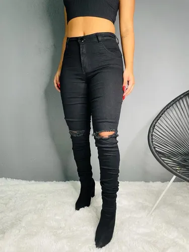 Cal a Jeans Skinny Preta Com Rasgo No Joelho Estilosa