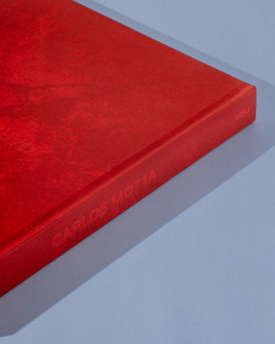 Carlos Motta: Marcenaria, Arquitetura E Design, De Carlos Motta (), Bruno Torturra (), & 1 Mais. Editorial Ubu Editora; 1a Edição, Capa Dura Em Português, 2024