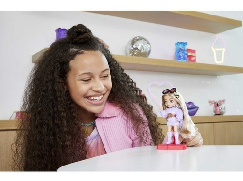 Imagem 5 de 8 de Barbie Extra Minis Doll #4 Loira Roxa 2022
