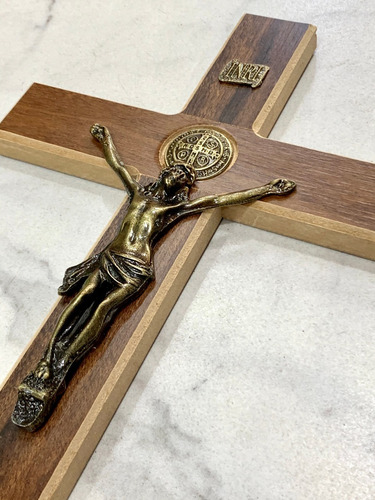 Imagem 7 de 9 de Cruz Crucifixo De Parede Madeira E Metal São Bento 34cm