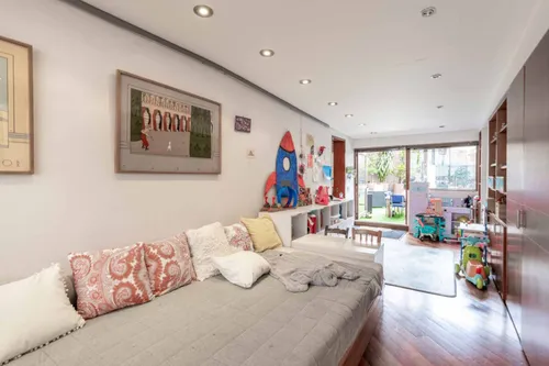 Casa En Venta En Los Rosales. Cod V8293