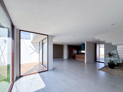 Casa En Venta En Metepec A Un Costado Del Parque Bicentenario Con Diseño Moderno