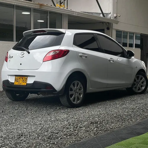 Mazda 2 Hb At 1.5cc 2015