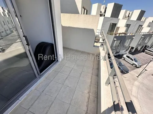 Venta - Casa En Esquina Con 3 Recámaras Y Terreno Excedente, El Mirador | Rahqro