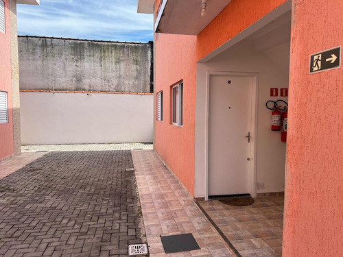 Apartamento Térreo 2 Dormitórios Com Quintal