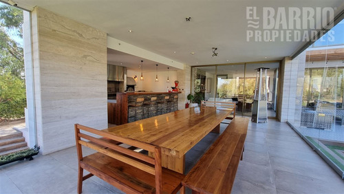 Casa En Venta De 5 Dorm. En Las Brisas