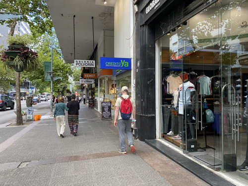 Venta Local Comercial 18 De Julio Entre Rio Negreo Y Paraguay. Con Renta