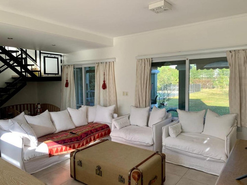 Imagen 2 de 28 de Hermosa Casa De 4 Ambientes En Campo Grande! Con Renta