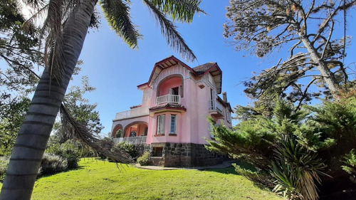 Imagen 2 de 30 de Casa De Estilo En Primera Línea De Mar.