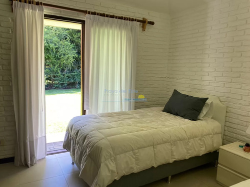 Alquiler Temporario De Casa De Tres Dormitorios Con Piscina En Barrio Lugano A Pasos De Punta Shopping, Punta Del Este