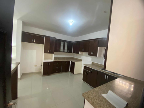 Casa Ubicada En El Residencial Las Orquídeas, La Romana