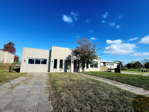 Casa En Area 2. San Sebasrian. Boote Y José Hernandez. Escobar