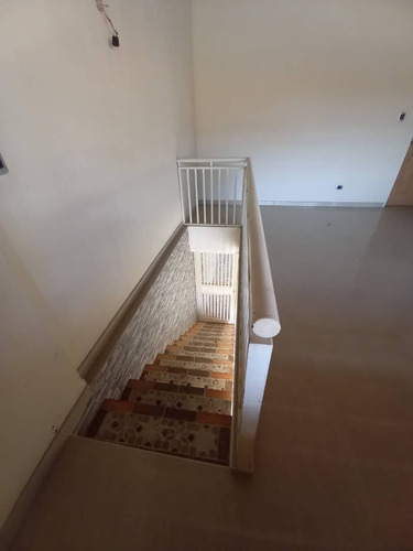 En Venta Casa 214m2 3h/4b/5p. Guatire.