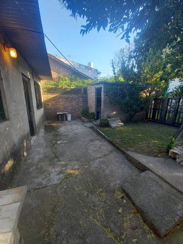 Venta De Casa Más Departamento Al Fondo . Excelente Ubicacion . Todos Los Servicios. Apta Credito Hipotecario.