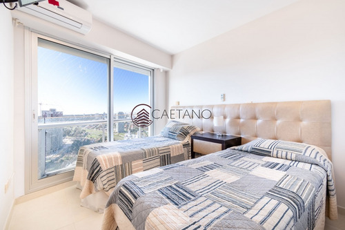 Venta De Apartamento Piso Alto A Pasos De Playa Mansa, Tres Dormitorios Más Servicio- Ref: 2659